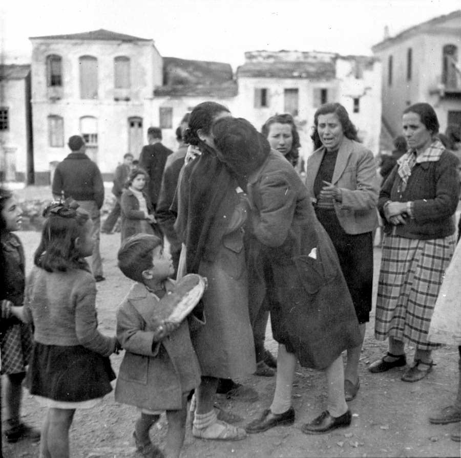Rifugiati greci che dal 1945 al 1948 hanno vissuto in un campo profughi a Moses Wells, in Egitto, si riuniscono con i parenti nell'isola patria di Samo.