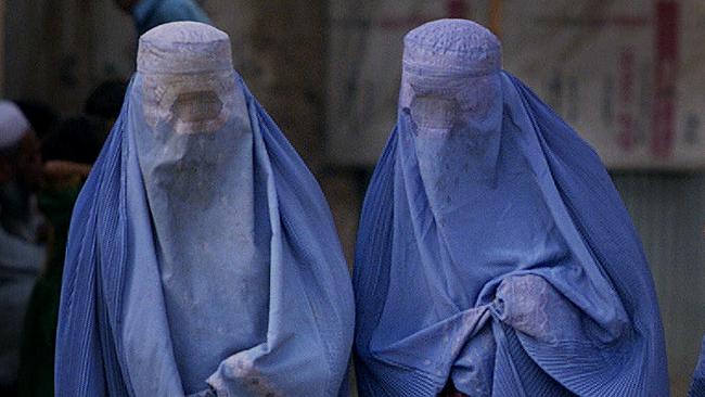 Sbatti il burqa che non c  in prima pagina Frontiere News